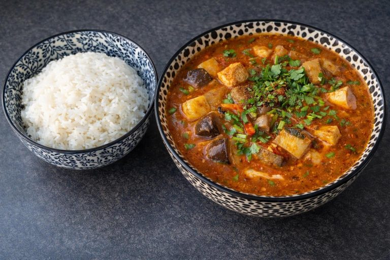 Cà tím xào đậu phụ... — Gebratene Melanzani & Tomaten mit Tofu (vegan), Hühner- oder Rindfleisch. Beilage Reisnudeln oder Reis.