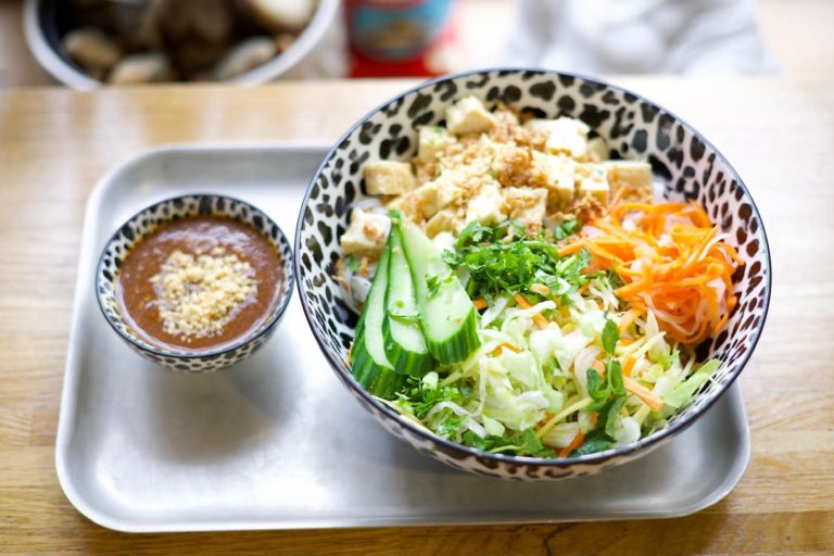 Phở trộn — Reisbandnudeln & Kräuter-Gemüsesalat mit Rindfleisch, Hühnerfleisch oder Tofu (vegan). Dazu Erdnuss-Soße.