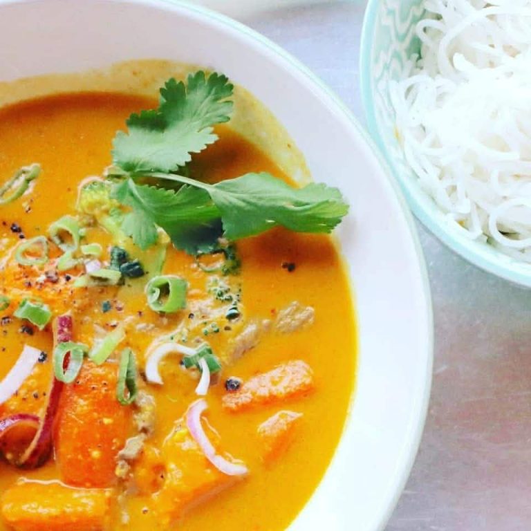 Cà ri Việt Nam — Vietnamesische Curryspeise mit Rindfleisch, Huhn oder Tofu (vegan). Dazu Reis oder Reisnudeln.