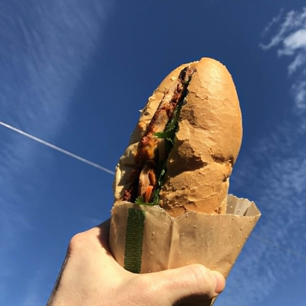 Bánh mì zum Mitnehmen vor blauem Himmel