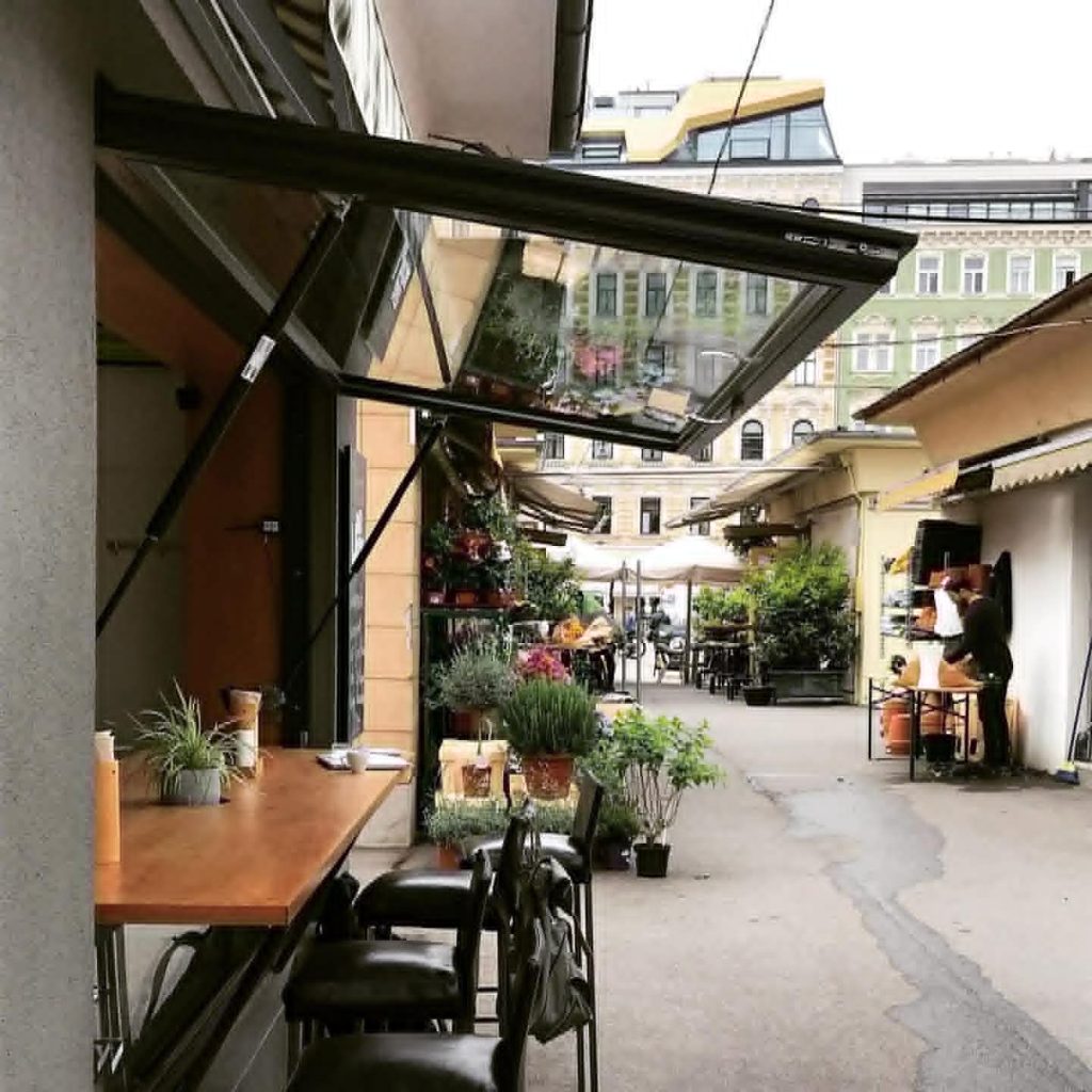 Die Fensterbar von Tre Việt mit Blick in den Karmelitermarkt