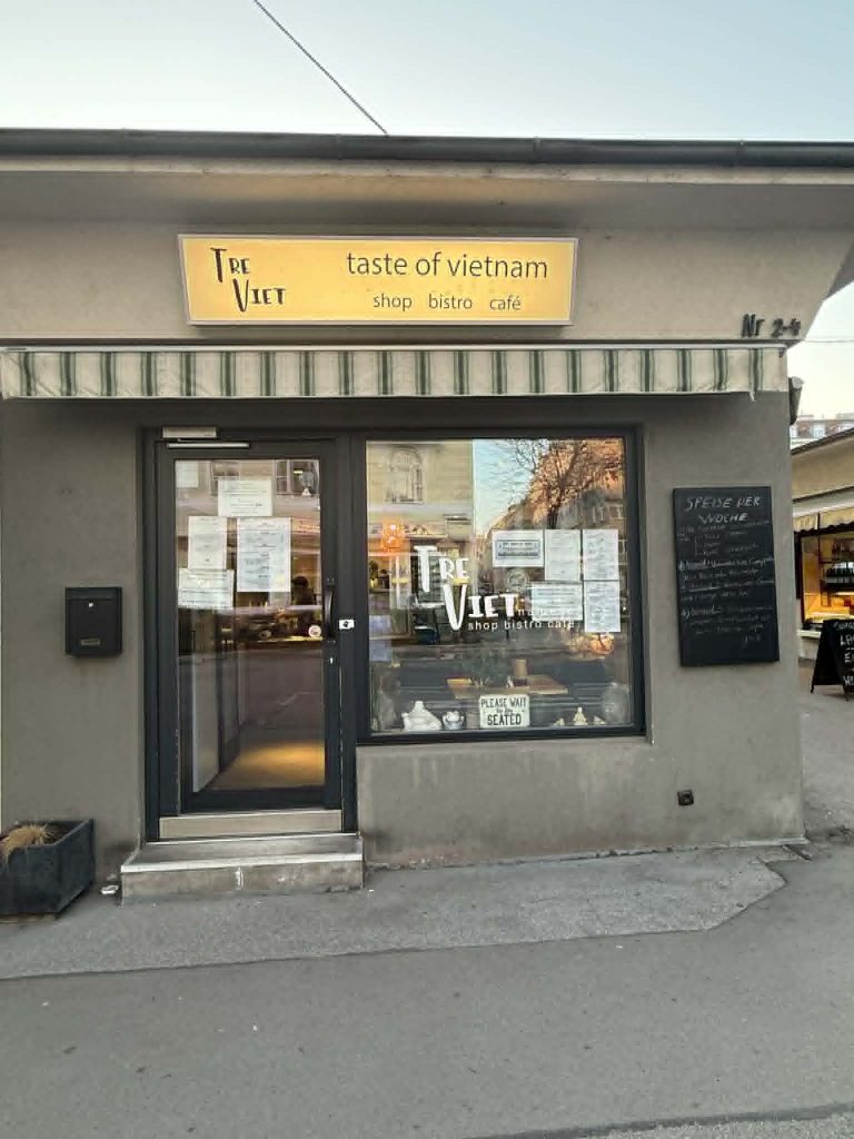 Der Stand Tre Việt am Karmelitermarkt mit Tafel Speise der Woche