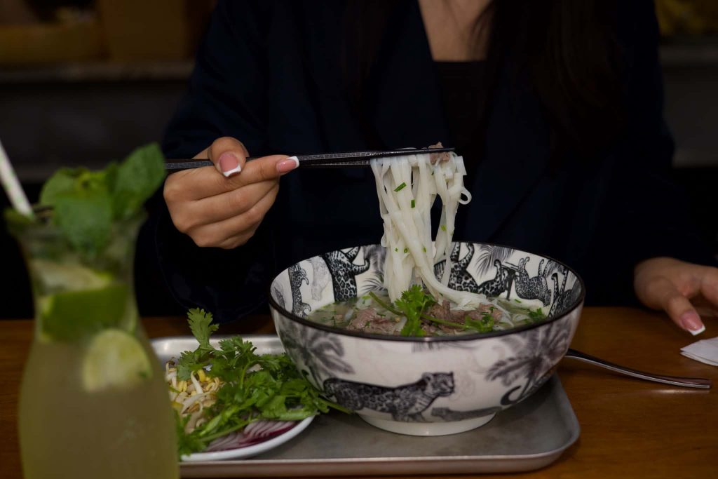 Phở mit Stäbchen, dazu Zitronenlimonade mit Minze