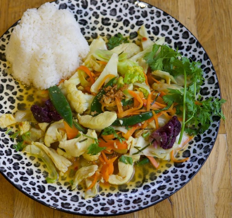 Rau xào sốt chua ngọt — Gebratenes gemischtes Gemüse mit Hühnerfleisch, Rindfleisch oder Tofu (vegan), mit süß-saurer Soße. Dazu Reis.
