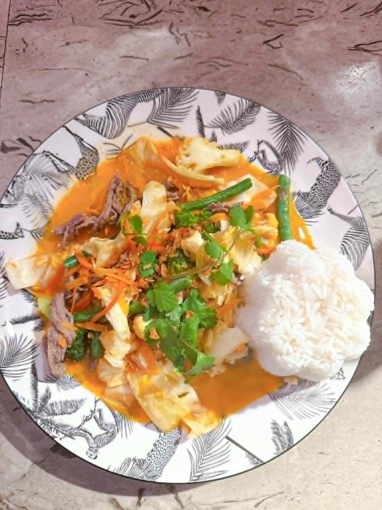 Rau xào sốt cà ri — Gebratenes gemischtes Gemüse mit Hühnerfleisch, Rindfleisch oder Tofu (vegan), mit Currysoße. Dazu Reis.